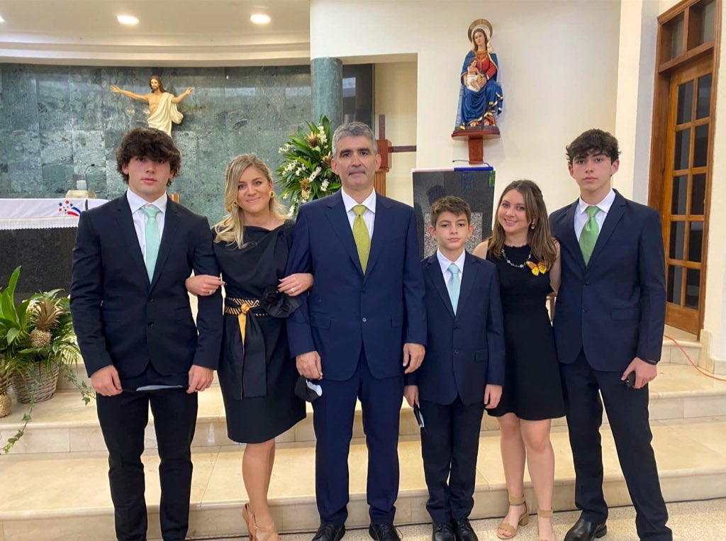 Panamá 🇵🇦 acaba de perder a uno de sus más valiosos ciudadanos: Jorge Luis Carbonell.

Un héroe que desde el anonimato nunca buscó aplausos ni protagonismo. Siempre servicial ayudando a los menos afortunados.

Jorge Luis, fue un católico ejemplar, esposo y padre de familia