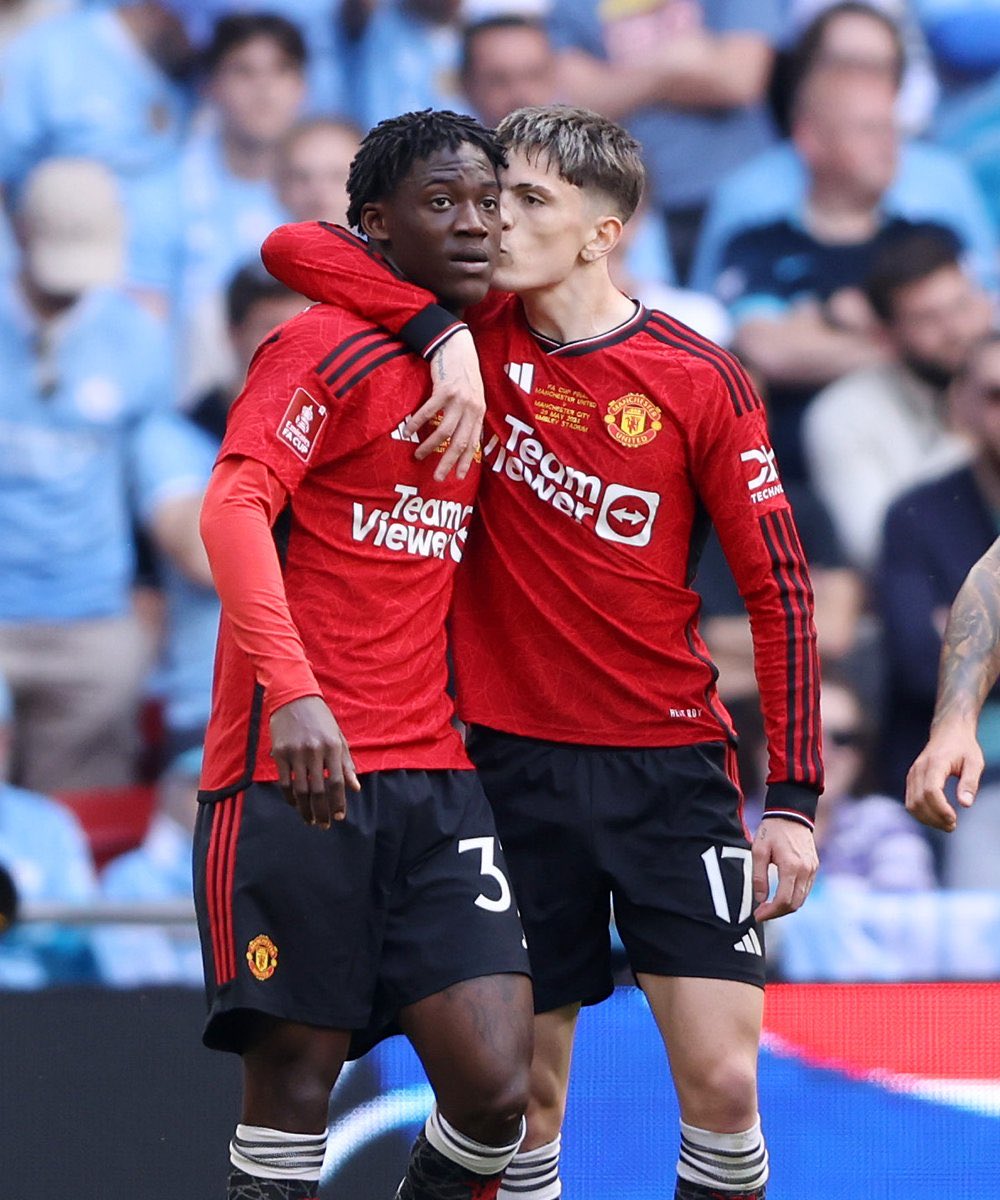 SiaranBolaLive's tweet photo. FT #FACUP #FINAL 

MAN CITY 1-2 MAN UNITED
⚽️ DOKU 87'
--
⚽️ GARNACHO 30'
⚽️ MAINOO 39'

MANCHESTER UNITED JUARA FACUP 2023/2024
MAN UNITED PUNYA TROPHY 🏆 https://t.co/ZBy1iZoeJx