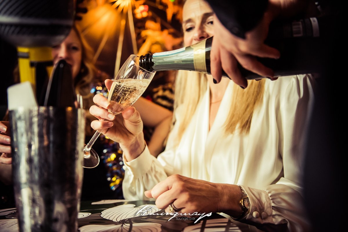 HemingwaysBar's tweet image. Tis the night before Christmas, and we're ready to make it merry and bright! Join us as we kickstart the festivities and pop some champagne! Let's toast to the joy of the season and create unforgettable moments together!

 #wimbledon #wimbledoncommon #wimbledonvillage