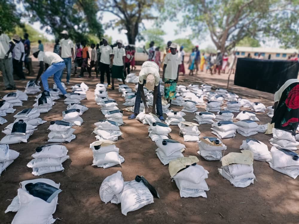 FAO in South Sudan (@faosouthsudan) on Twitter photo Through the #Resilient Agricultural #Livelihoods Project,
<a href="/FAO/">Food and Agriculture Organization</a> started distributing seeds & farming inputs for the 2024
main season to beneficiaries in Jur River County.
100 households benefited from the assorted #Seeds, which will
enable them to produce their own food 🍲 Through the #Resilient Agricultural #Livelihoods Project,
<a href="/FAO/">Food and Agriculture Organization</a> started distributing seeds & farming inputs for the 2024
main season to beneficiaries in Jur River County.
100 households benefited from the assorted #Seeds, which will
enable them to produce their own food 🍲