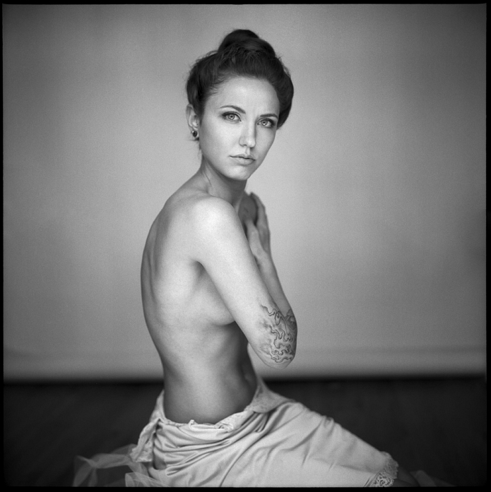 F by Gregor L.
#filmisnotdead #fineartphotography #nudity #nude #analogfineartphoto #mediumformat #blackandwhitephotography #shotwithlove #bnwphotos #people #bnw_oftheworld #fineart #bwsquare #filmrollmag #female #blackwhite #filmphotography #photography #blackandwhite #film…