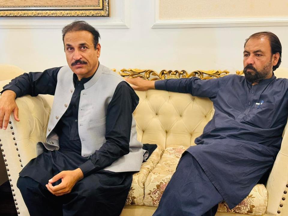 ShafiJanPTI's tweet image. کوہاٹ: سپیکر خیبر پختونخوا اسمبلی بابر سلیم سواتی کی ممبر صوبائی اسمبلی شفیع جان کے رہائیش گاہ آمد۔ 
اس موقع پر ایم پی اے داؤد آفریدی ، ایم این اے ہنگو  یوسف خان،نسیم آفریدی  مئیر گمبٹ ساجد اقبال اور ضلعی سنئیر قائیدین بھی موجود تھیں۔
#kohat