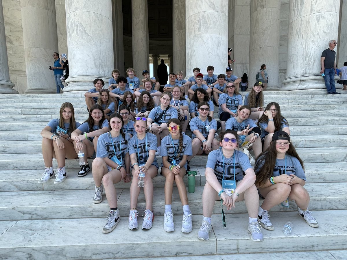 HolmesDCtrip's tweet image. Bus 2 in the steps at Jefferson. #Bus2