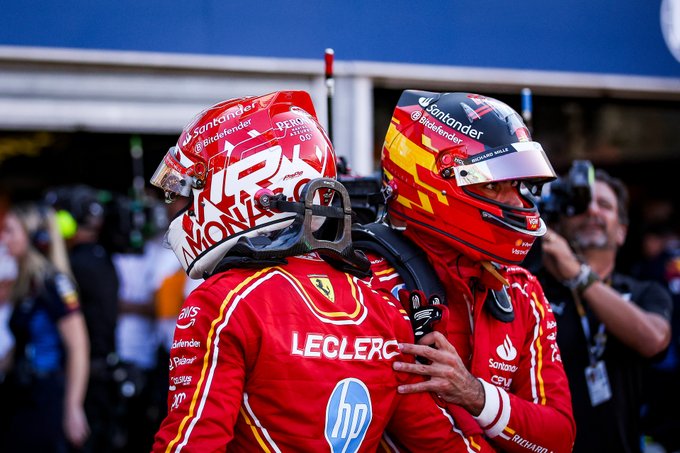 Abrazo entre los pilotos de Ferrari tras conseguir terminar en el podium / Fuente: Ferrari