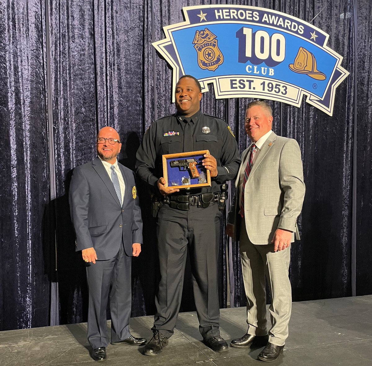 Honoring Heroic and Selfless Deeds! Sergeants M. Valle, M. Burrow, R. Watson and Officer A Rogers were honored as 'Officers of the Year' by the @100ClubHouTx at their 70th Annual 'Salute of Heroes' Awards Ceremony. Congratulations on this well-deserved honor! #Heroes