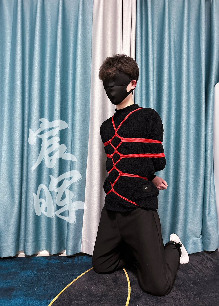 ch3014038946's tweet photo. 预告：在读高三小哥哥，因为在高考冲刺阶段压力过大，逃课出来找我，穿着白袜的大脚一进门就自觉地脱掉鞋子，随后给他上了脚镣，强行将他控制起来，接着将他捆绑起来、扔在墙角静置... https://t.co/j2UiK4snqC