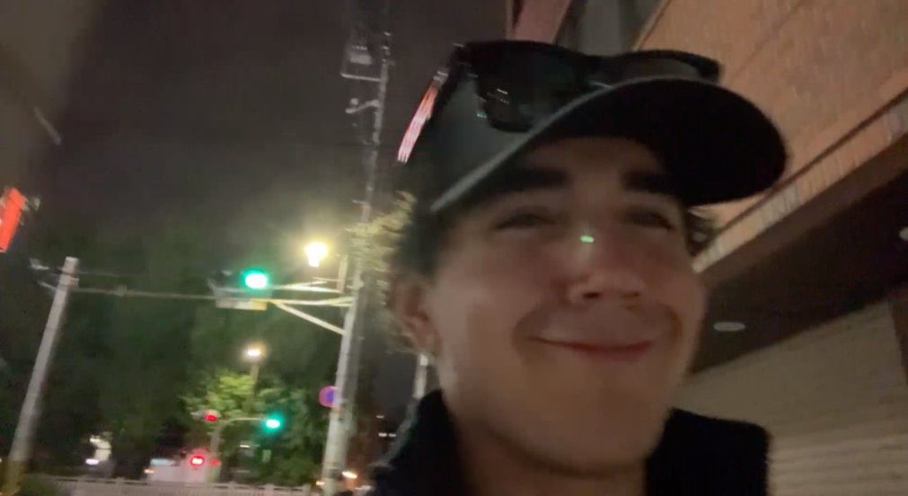 Do0ishi's tweet photo. quizás es algo muy simple pero se me hace bien bonito que roier cruce a la otra calle o se mueva a otro lugar para no incomodar a las chicas que pasan, es un gesto que se agradece mucho en ocasiones y que lo tome en cuenta habla muy bien de el 🙌 💞 https://t.co/pdcyLdwDJL