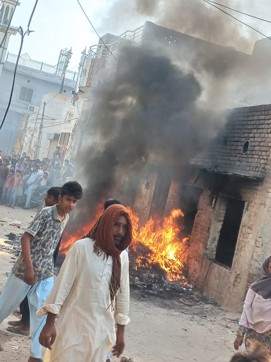 MonaChaudhryy's tweet photo. مریم صاحبہ! آپکی ترجیحات میری سمجھ سے بالا تر ہیں۔ صرف مختلف اداروں کی یونیفارم پہن لینے سے آپکے فرائض ادا نہیں ہوجاتے۔ صوبے میں امن آپکی اولین ترجیح ہونی چاہیے۔ سرگودھا میں مسلمانوں نے مسیحی برادری پر قیامت ڈھا دی اور آپ خاموش ہیں۔ آخر اس خاموشی کی وجہ کیا ہے؟

@MaryamNSharif https://t.co/tNlFRGdqgi