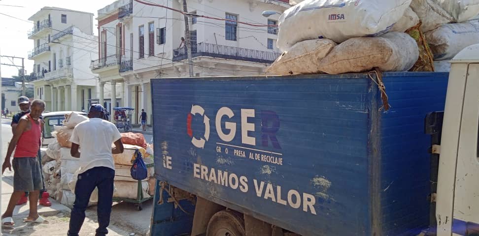 El barrio de Jesús María, en la Habana Vieja, es uno de los muchos del país donde en estos momentos está en acción la alianza #GER - #CDRCuba recuperando valores. #Cuba #SomosDelBarrio #MiBarrioRecicla