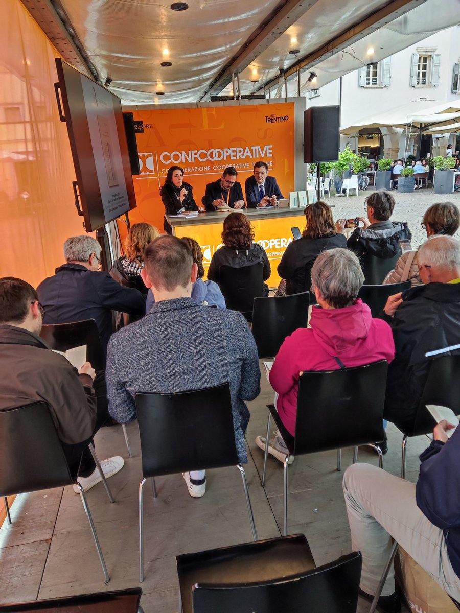 Editormanque's tweet image. Con @paoloventuri100 e @Leonardobecchet alla presentazione del libro #pianoB un nuovo spartito per #rigenerare per l'Italia presso lo stand @Confcooperativ1 a @economicsfest