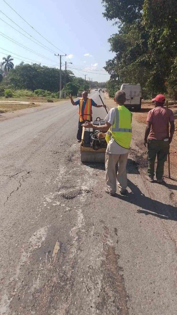 Se ejecutan importantes acciones de mejoras en los tramos Peñas Altas Guanábana y en las proximidades de Colón de la carretera central. #Matanzas #MatancerosEnVictoria