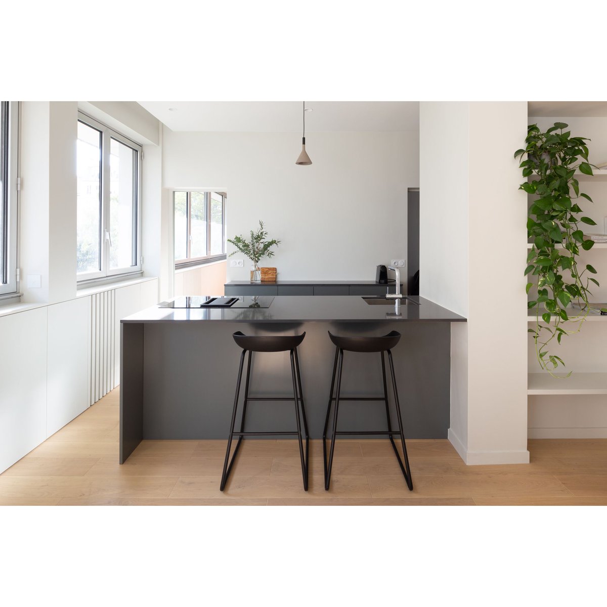 Apartamento R • R apartment
Explore this renovated Bastille apartment in Paris! Created by MASU, captured by  
@HugoHebrard. Discover the open kitchen configuration of this apartment, a layout that maximizes space and light. #Renovation #HomeDesign #OpenConcept