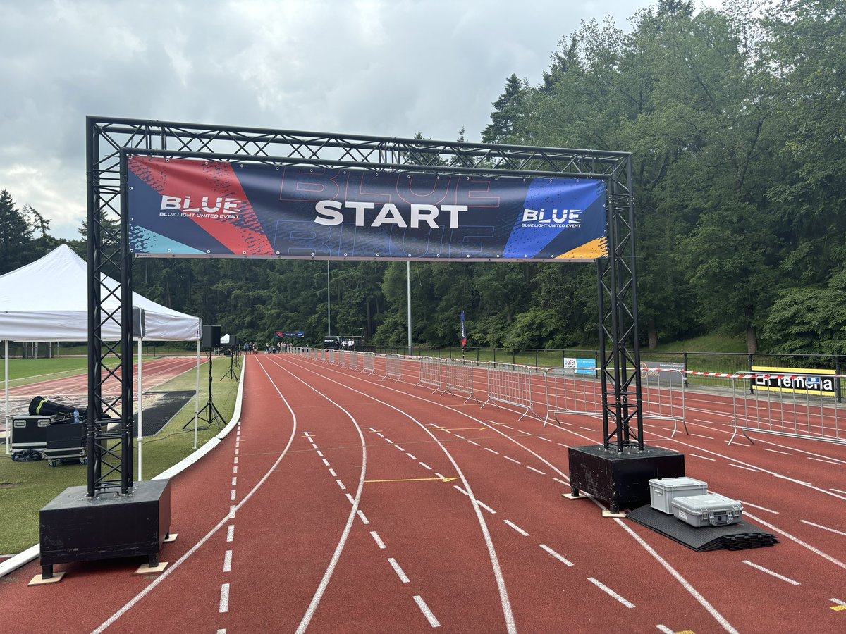 Smokediver1's tweet photo. Halve marathon blue light united event mooie loop https://t.co/nEcLFfa8Wp