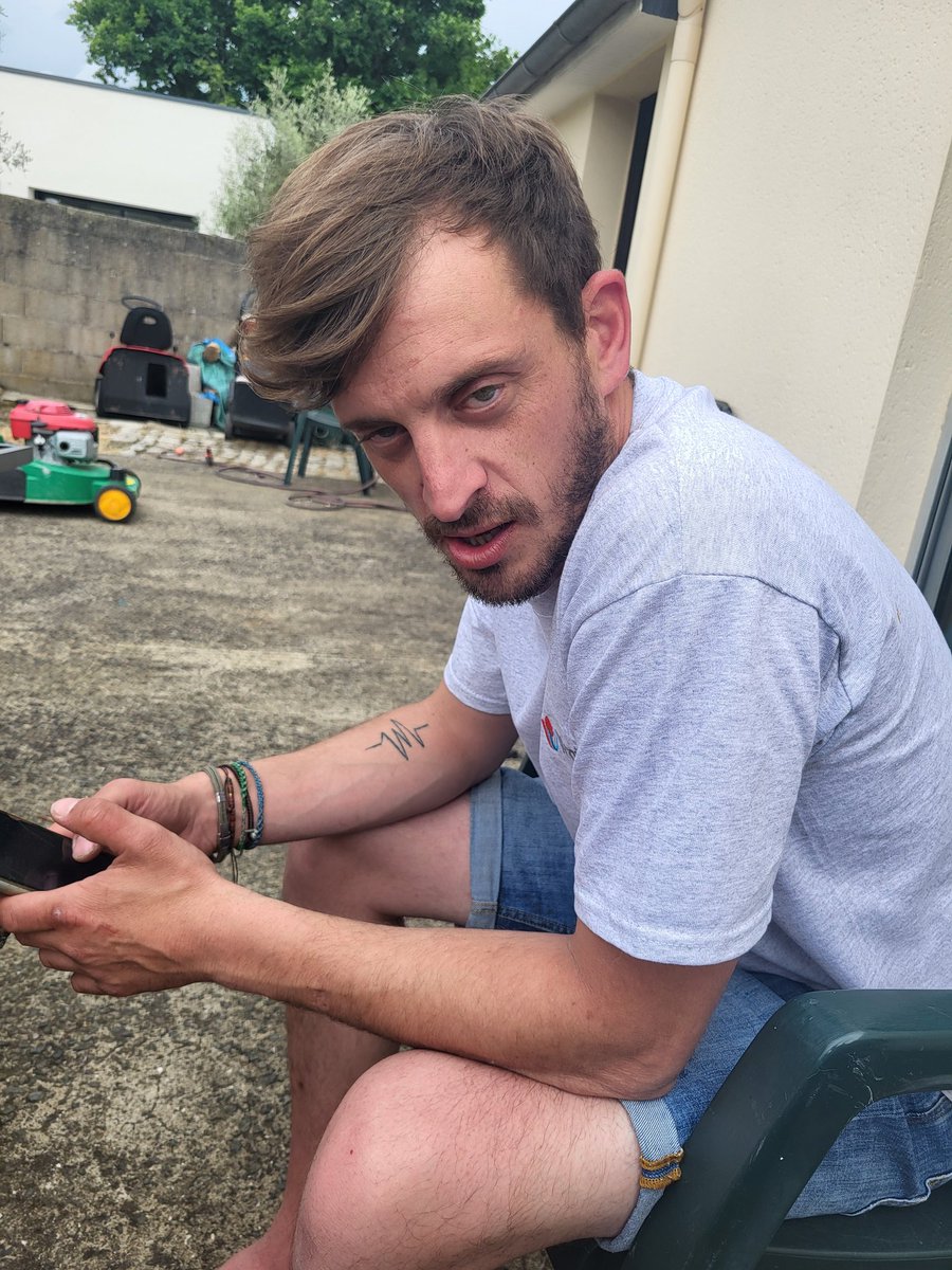 Raptorr44's tweet photo. @RomainBars Je suis avec un clochard #mamenlapute https://t.co/4qQOsiitoZ