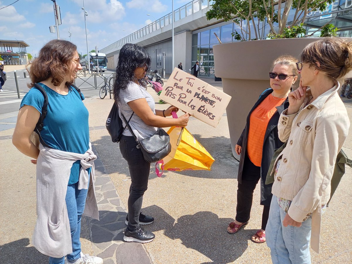 Avec les parents d'élèves du collège Buisson au départ pour la manifestation contre le tri des élèves et pour des moyens dans l'école publique. 'Le tri, c'est bon pour la planète, pas pour les élèves'! 
#juvisy #collegebuisson