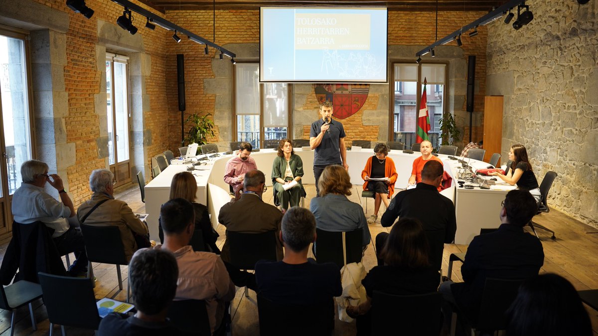 📢Gaur #TolosaHerritarrenBatzarra, 2. jarraipen saioa! <a href="/tolosaudala/">Tolosako Udala</a>|eko ordezkariek batzarkideek egindako gomendioei eta hauen inguruan hartutako konpromisoen jarraipenaren berri eman diete.
✅2023-24an landutako 6 gomendioak aurkeztu ondoren, hauen inguruko hausnarketa egin dute