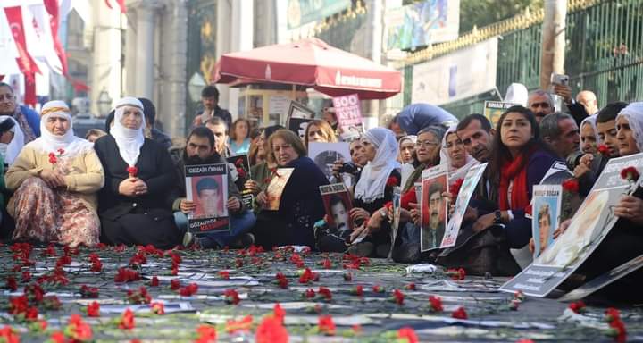 Değerli Cumartesi anneleri hepinizin ellerinden öpüyor, onurlu duruşunuzu saygı ve sevgiyle selamlıyorum.