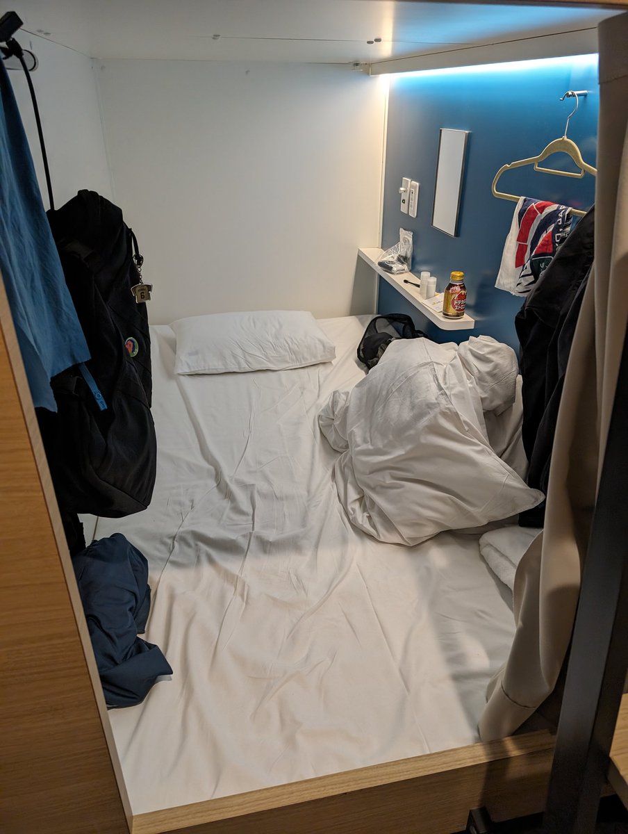 takaodesu1224's tweet photo. ドミトリーってお宿はこんなところだよ
このお宿は木枠で出来たベッドなので、プライベート感は保たれます
耳栓はあったほうが良いですね https://t.co/ypJ7ov52Ui