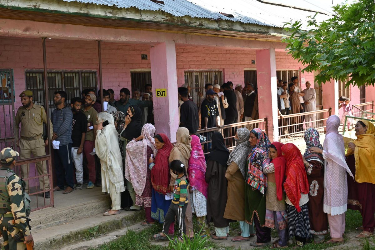 ECISVEEP's tweet image. The Fervor of #ChunavKaParv 🎉🎉

Voters in large numbers queued up in Anantnag-Rajouri PC to cast their votes

📷 @ceo_UTJK

#Phase6 #LokSabhaElections2024
#DeshKaGarv #GeneralElections2024