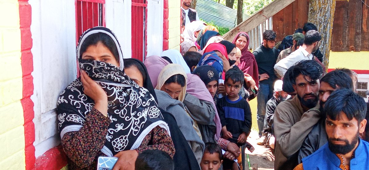 ECISVEEP's tweet image. The Fervor of #ChunavKaParv 🎉🎉

Voters in large numbers queued up in Anantnag-Rajouri PC to cast their votes

📷 @ceo_UTJK

#Phase6 #LokSabhaElections2024
#DeshKaGarv #GeneralElections2024