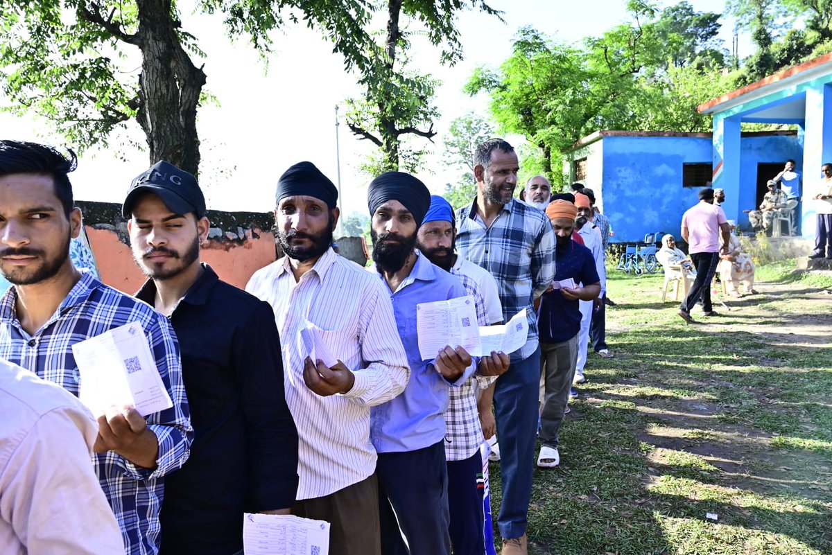 ECISVEEP's tweet image. The Fervor of #ChunavKaParv 🎉🎉

Voters in large numbers queued up in Anantnag-Rajouri PC to cast their votes

📷 @ceo_UTJK

#Phase6 #LokSabhaElections2024
#DeshKaGarv #GeneralElections2024