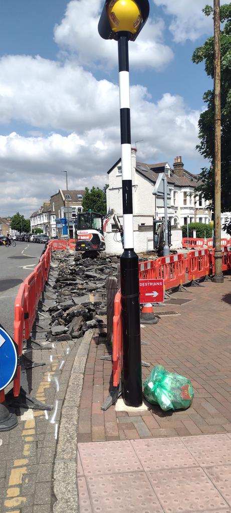 AmCritchard's tweet photo. Part 2, day 1 of #chestnutgrove road safety changes. Looking forward to the result! https://t.co/fZ5Kpusqnr