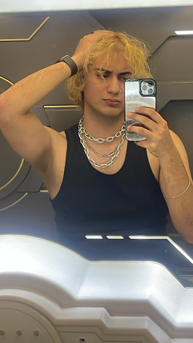 notwhoreiginal's tweet photo. so if i’m in a 0.5m x 2m pod,,,, and yall are lil gay people in my phone,,,, then who’s flying the plane,,,,, https://t.co/bgZjUeL63D