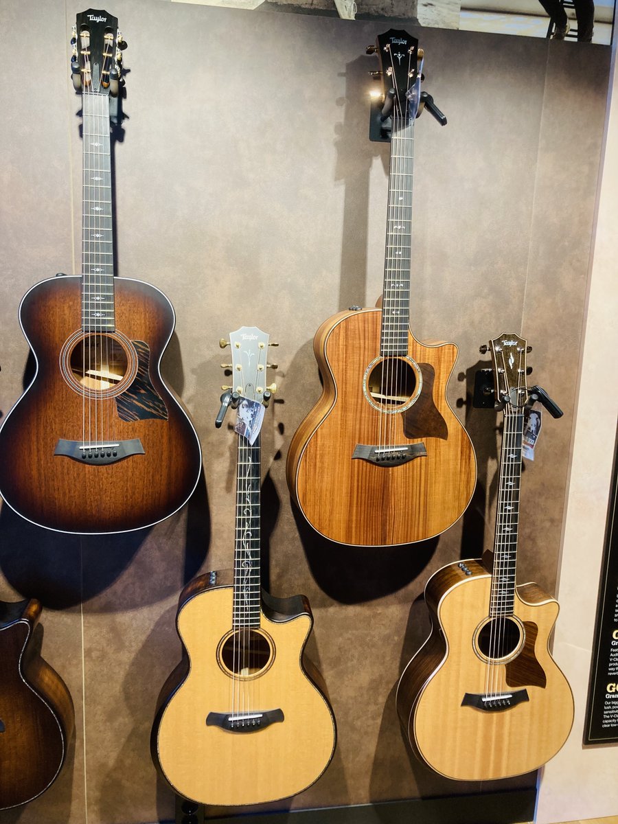 JanSueselbeck's tweet photo. Besuch bei #4Sound, #Trondheim. Irgendwann kaufe ich mir doch nochmal eine #Fender #Strat. https://t.co/wggLZYyDhc
