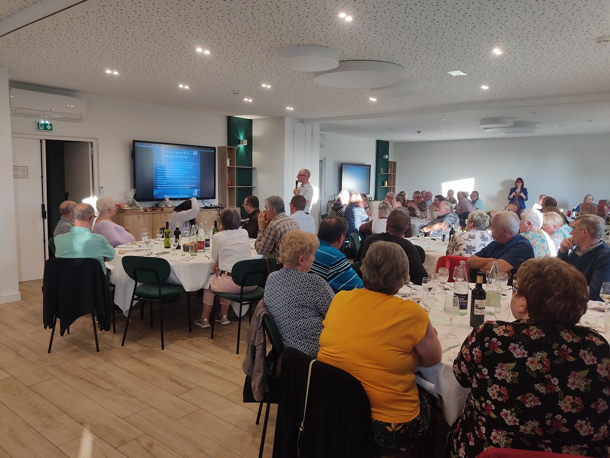 adriennave's tweet photo. Salle comble ce vendredi soir pour la conférence de Michaël D, Directeur de la Police municipale du #Pontet, venu nous parler des pouvoirs d'un maire en matière de #sécurité et de l'efficacité d'une police municipale bien dirigée et équipée.
#LeDéfiDunkerquois #LAvenirSaintPolois https://t.co/Vo10viwxhg