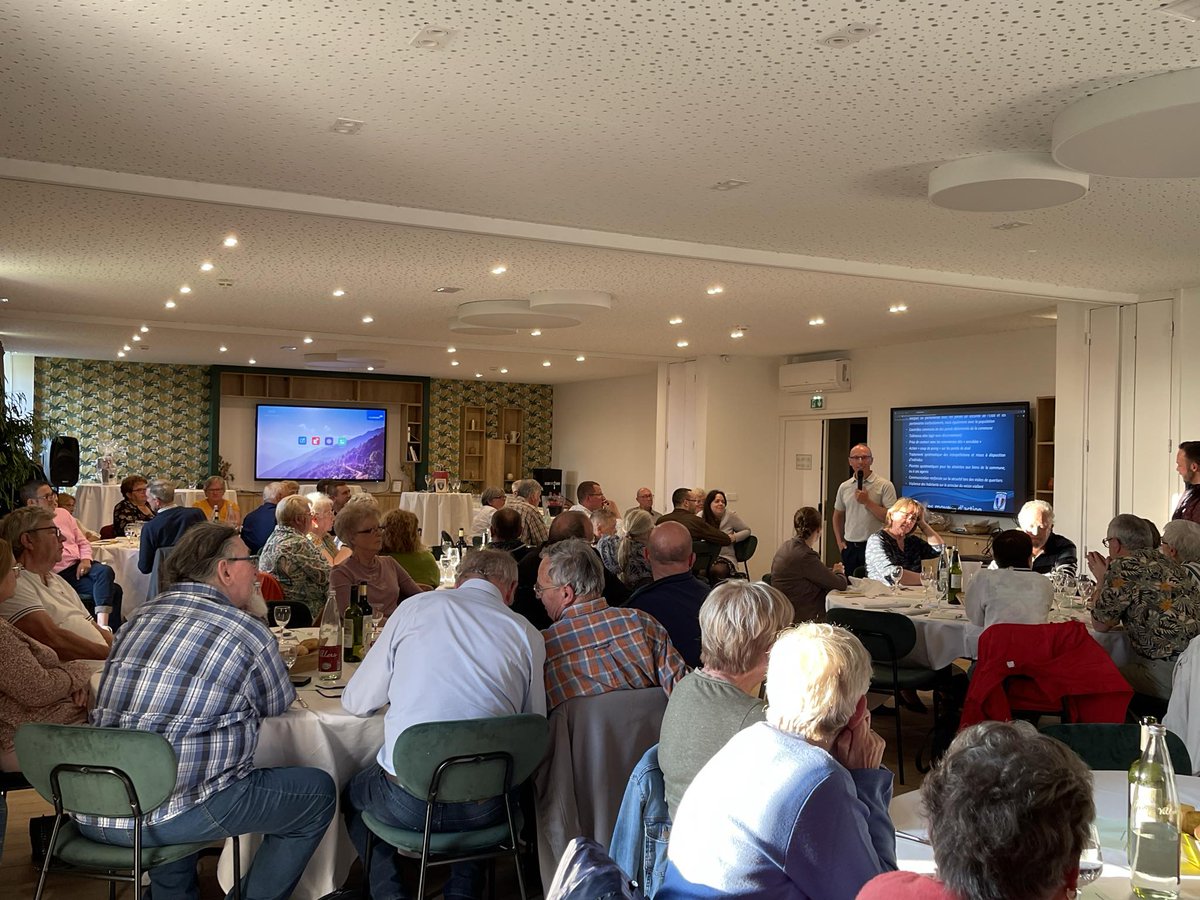 adriennave's tweet photo. Salle comble ce vendredi soir pour la conférence de Michaël D, Directeur de la Police municipale du #Pontet, venu nous parler des pouvoirs d'un maire en matière de #sécurité et de l'efficacité d'une police municipale bien dirigée et équipée.
#LeDéfiDunkerquois #LAvenirSaintPolois https://t.co/Vo10viwxhg
