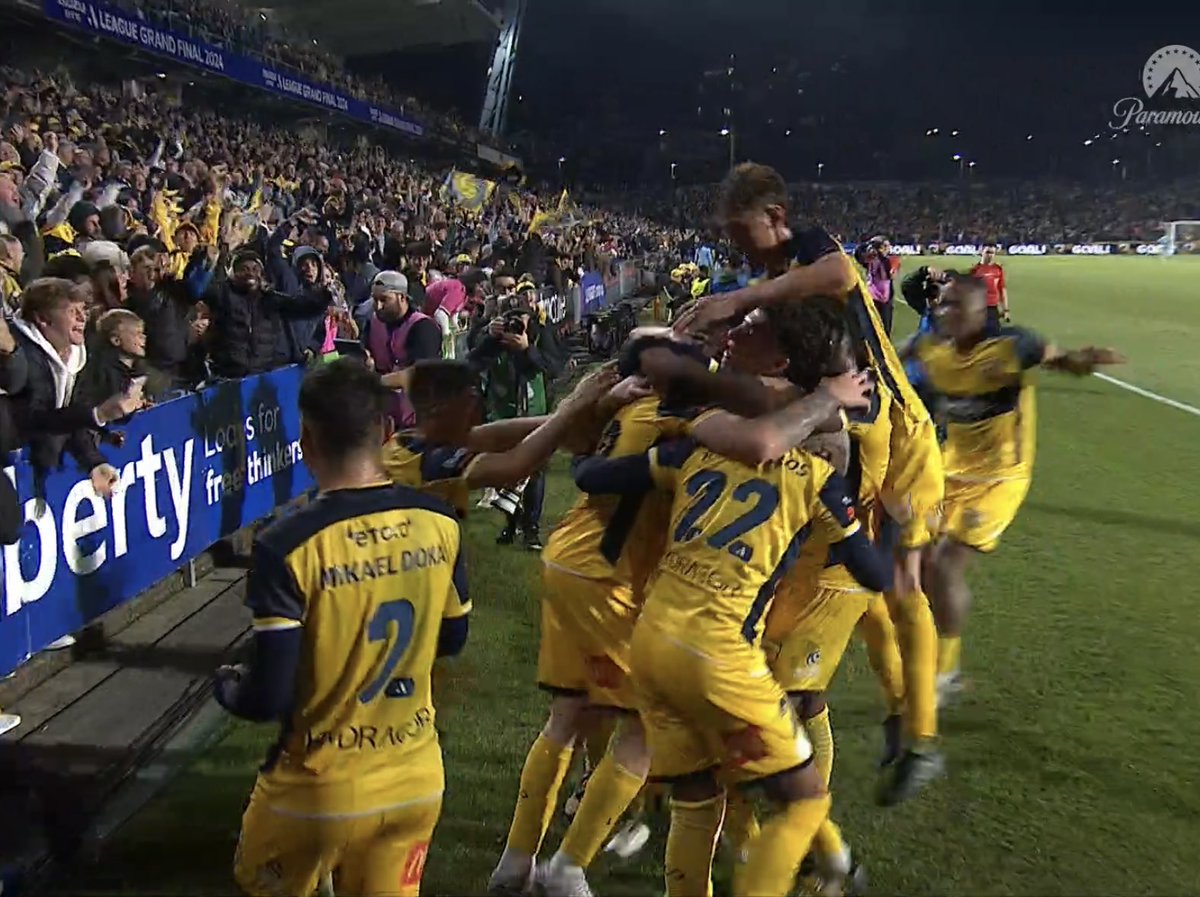 Evan_M_G's tweet photo. Tremendous scenes of footballing drama #ALeagueGF #CCMvMVC https://t.co/dL9a4i9Fn0