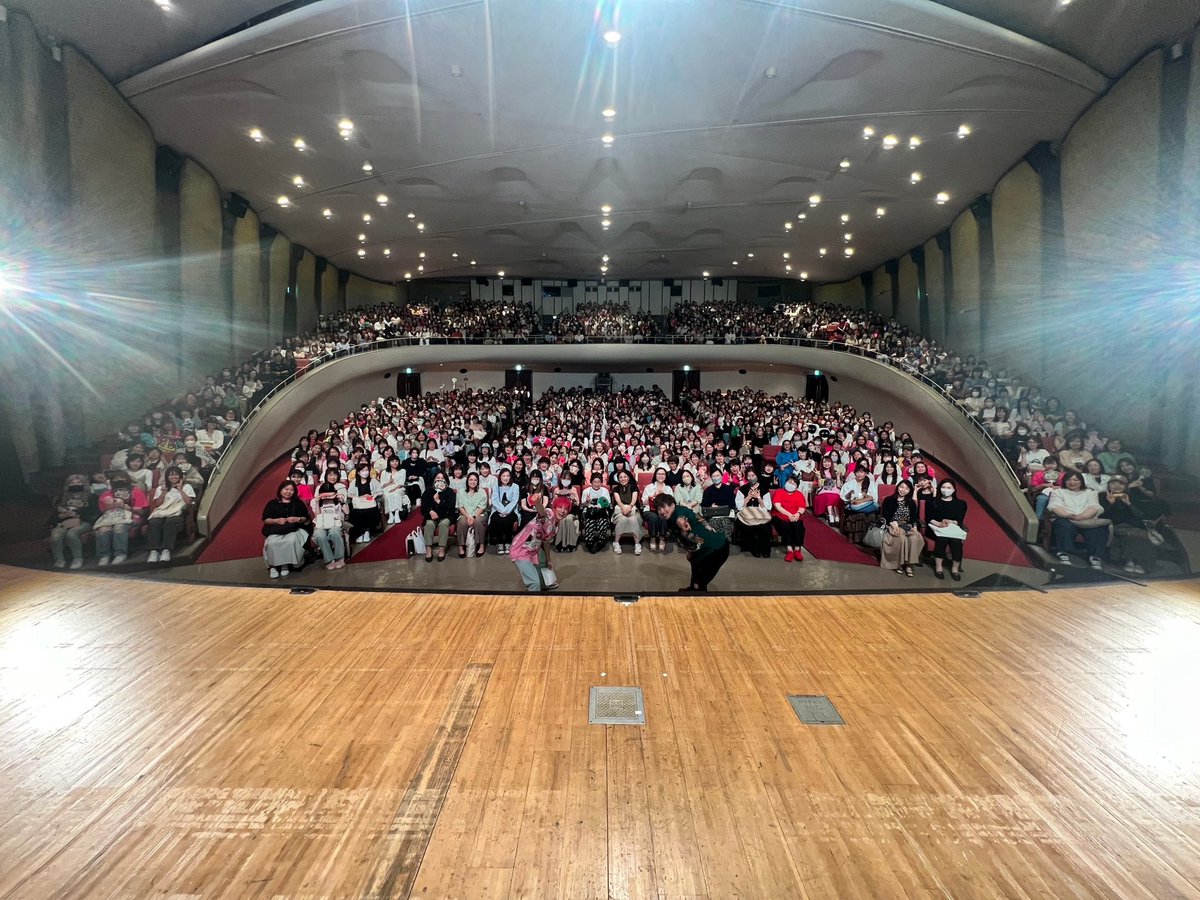 rinnxofficial's tweet photo. 東京2日目を終え、家路につく。
早く帰れた日はお風呂で今日あった事を
👶に報告するのが僕のルーティーンだ。
今日は1100人もの皆さんを爆笑の渦に
巻き込んでよみうりホール壊れるかと
思った事を報告。
僕のXをフォローしてる人が会場に
全然いなかったことや気合い入り過ぎて
から回って噛み噛みになったことは
また今度報告しようかと思う。

#拝啓暗黒物質様へ

みんなちゃんとこのハッシュタグ使ってなw