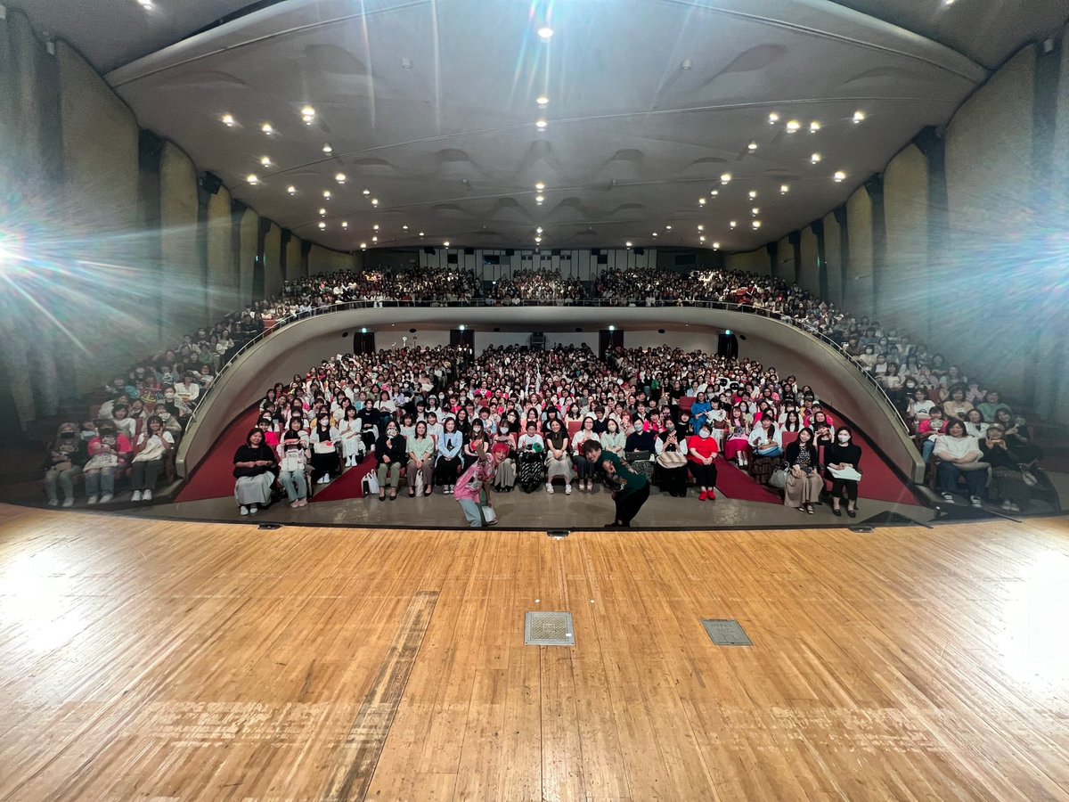 東京2日目を終え、家路につく。 早く帰れた日はお風呂で今日あった事を 👶に報告するのが僕のルーティーンだ。 今日は1100人もの皆さんを爆笑の渦に 巻き込んでよみうりホール壊れるかと 思った事を報告。 僕のXをフォローしてる人が会場に 全然いなかったことや気合い入り過ぎて