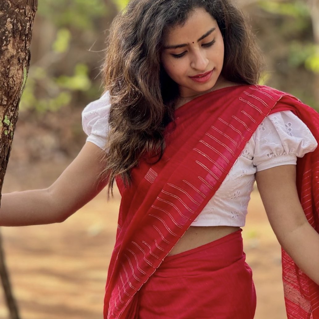 If female stans didn’t question their sexuality and male stans didn’t drool with these photos, are you even her stan? 

ps : iduppu fans assemble!

#HBDSivaangi #Sivaangi