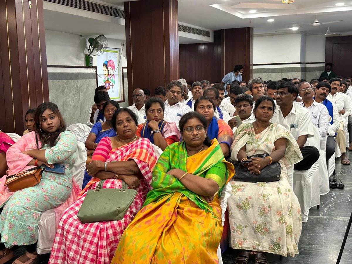 JPR_Sainyam's tweet photo. ఈరోజు విజయవాడలో 200 మంది ఆంధ్రప్రదేశ్ బి.ఎస్.పి,  ఎం.ఎల్.ఏ మరియు ఎం.పీ  అభ్యర్థుల సమావేశంలో మాట్లాడుతున్న బి.ఎస్.పి రాష్ట్ర కోఆర్డినేటర్ డాక్టర్. జె.పూర్ణచంద్రరావు రిటైర్డ్ ఐ.పీ.ఎస్.
@JPRpurnachandra #JPR #BSP #BSP2024 #BSP4AP https://t.co/akxzFfLEru