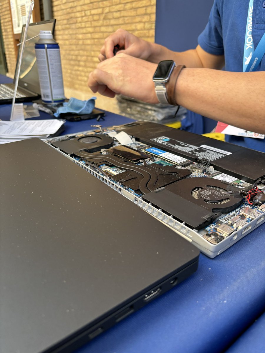 slimbook's tweet photo. Seguimos en @esLibre_ ¡CON SOPORTE EN DIRECTO! Y la ruleta de merchan que tantísimo os gusta! 🎯🐧🧦
#esLibre #softwarelibre #slimbook https://t.co/AznxtvKrLG
