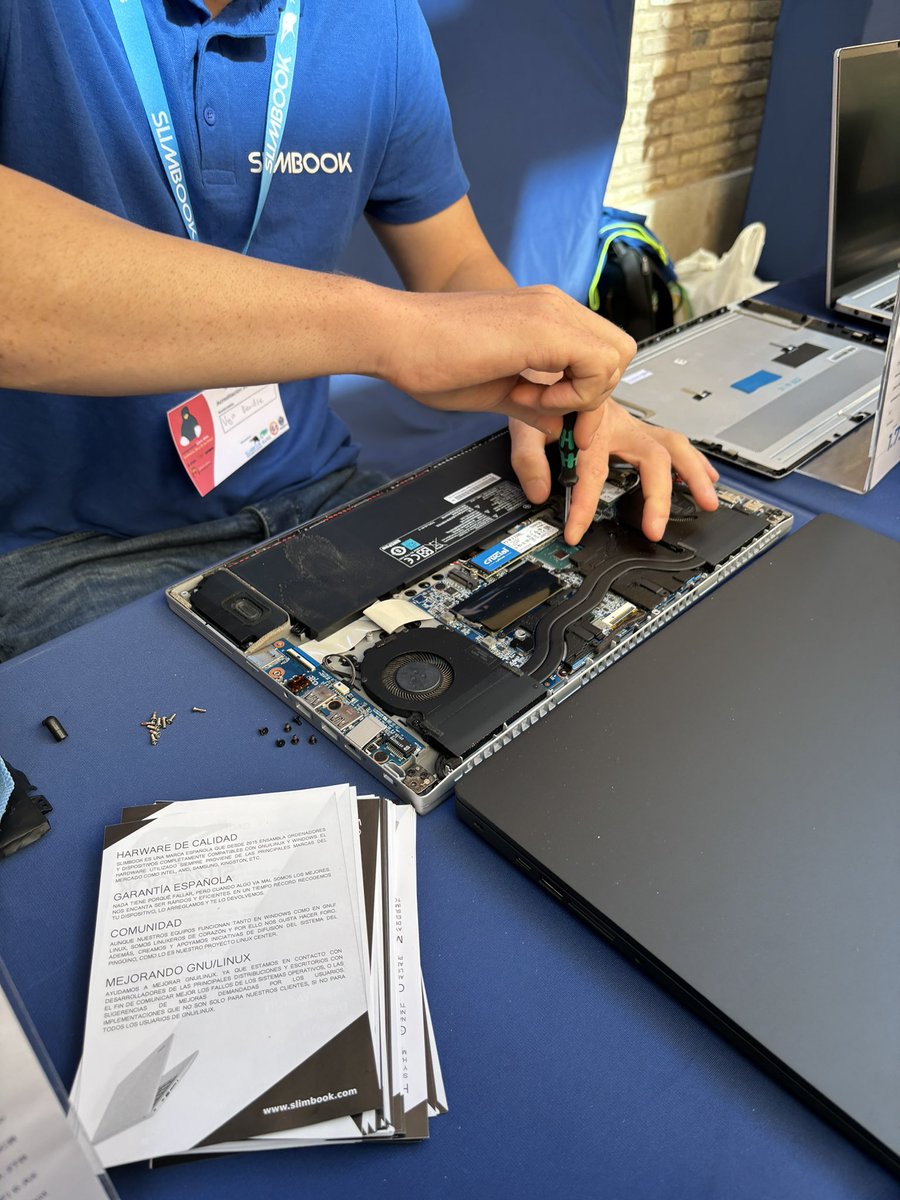 slimbook's tweet photo. Seguimos en @esLibre_ ¡CON SOPORTE EN DIRECTO! Y la ruleta de merchan que tantísimo os gusta! 🎯🐧🧦
#esLibre #softwarelibre #slimbook https://t.co/AznxtvKrLG
