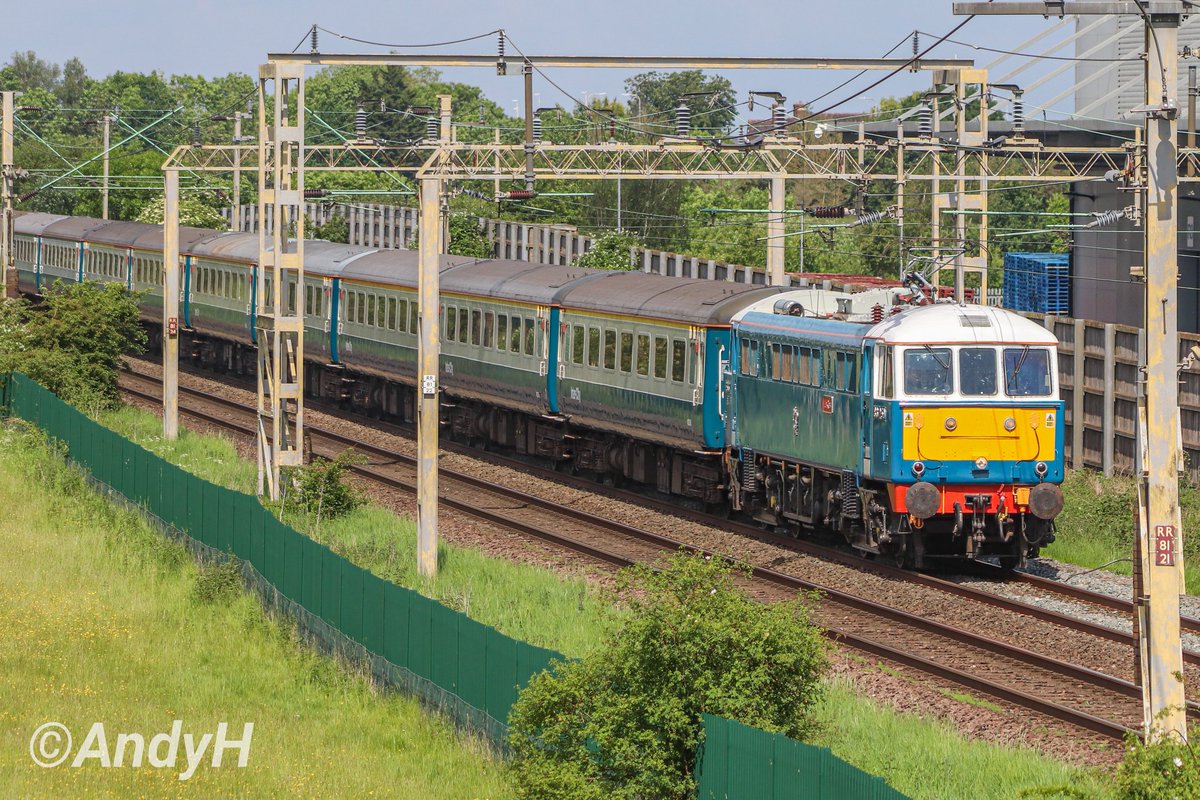 A gorgeous sight under the wires at #DIRFT this morning as 86259 'Les Ross/Peter Pan' heads an immaculate set of blue & grey aircons past Nortoft Lane with @westcoastrail operated 1Z84 Manchester Piccadilly to Wembley Central Manchester City FA Cup final #Footex. 25/5/24