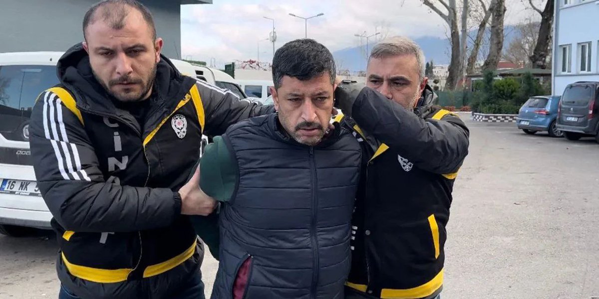 🔵 Bursa'da, uzaklaştırma kararı bittikten 11 gün sonra eşi Burcu Ayda'yı, 4 çocuğunun gözleri önünde 3 bıçak darbesiyle öldüren Mustafa Ali Ayda, cezaevinde giydiği eşofmanının ipini boğazına bağlayıp intihar etti.