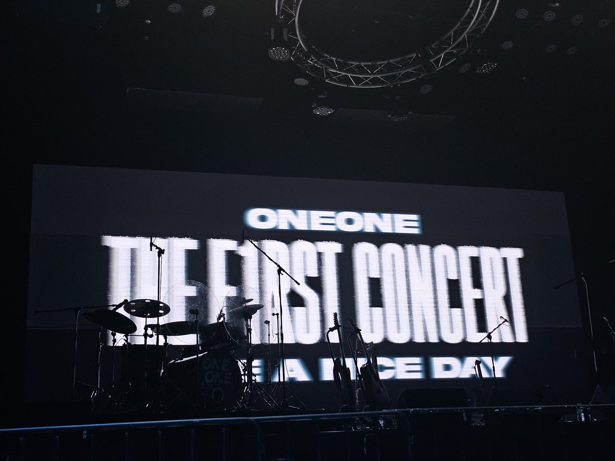 tanakarn_fluke's tweet photo. วันของวันวัน

#oneonethef1rstconcert 
#havean1ceday
#oneoneband https://t.co/0xrhHPvsv2