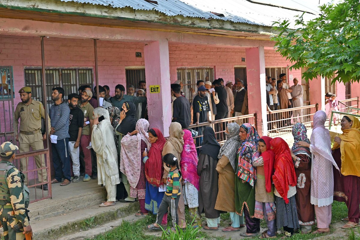 Voters stand in a queue to cast their vote for the sixth phase of the Lok Sabha Elections 2024, at Chitragam Polling Station in Jammu and Kashmir's Shopian on Saturday. #DDCoversElections24 #LoktantraKaUtsav #IndiaElections #IndiaElections2024 #LokSabhaElections2024