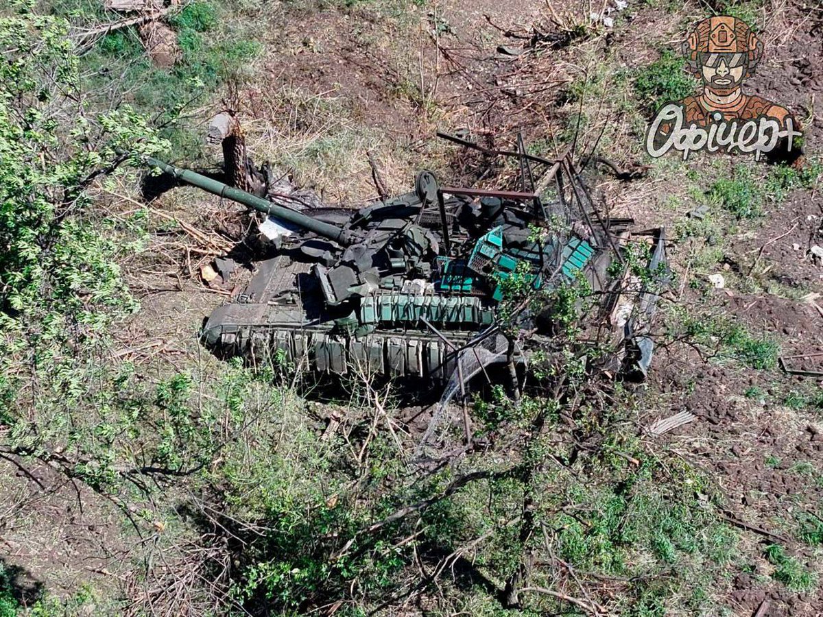 Otro T90M 'ruptura' 🇷🇺 destruido por fuerzas 🇺🇦, probablemente tras quedar atascado.