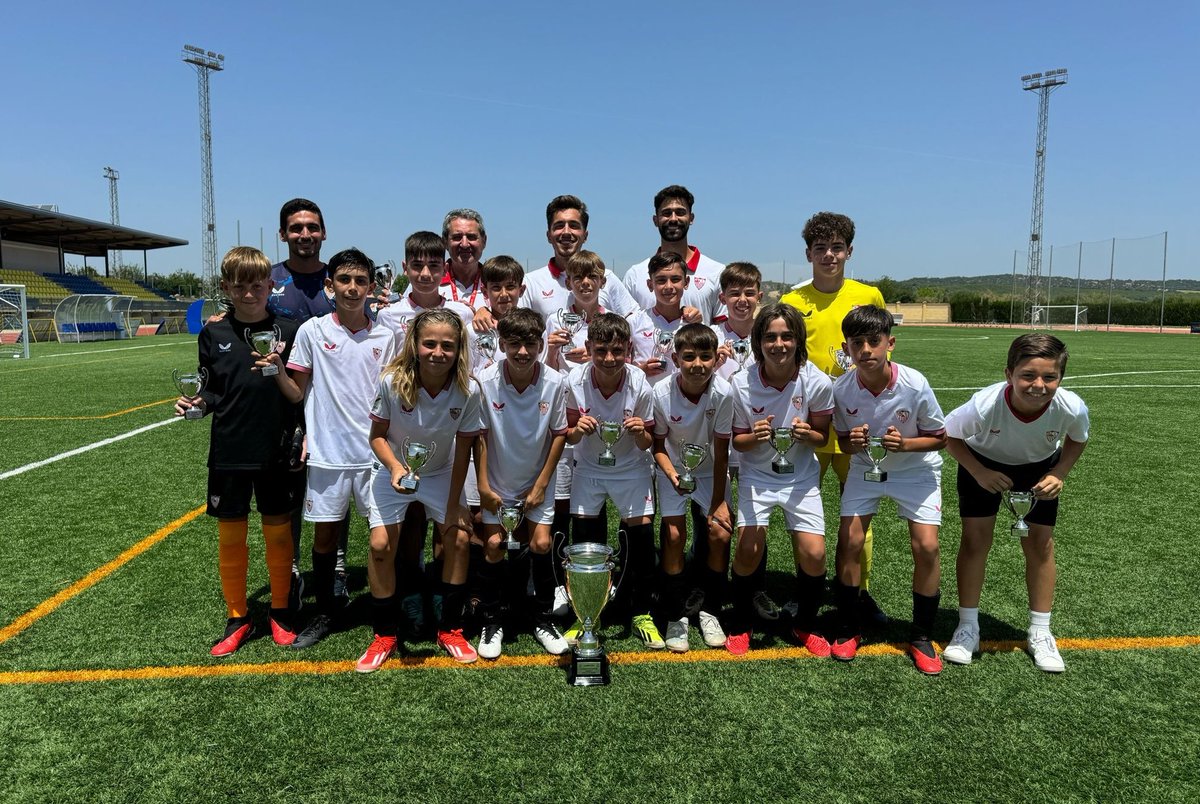 🏆 El #SevillaFCAlevA se mete en la final del Campeonato de Andalucía tras superar al @PuertoMalagueno (7-2). Este domingo la final ante el @MalagaCF. ¡A por todas, equipo! 💪 #CanteraSevillaFC ⚪🔴