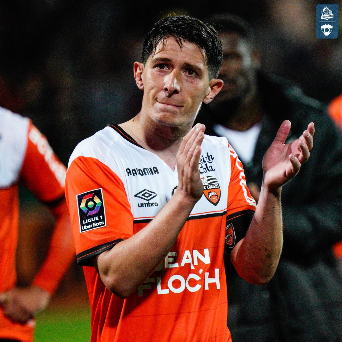 Footballogue's tweet photo. Laurent Abergel (31 ans) devrait prolonger à Lorient jusqu'en 2030 ! 😳🧡

Une reconversion serait ensuite inclue dans ce nouveau contrat.

Le capitaine qui n'abandonne pas le navire malgré la relégation et les intérêts d'autres clubs, RESPECT MONSIEUR ! 👏🤩

(@OuestFrance) https://t.co/tP6GtLyvzz