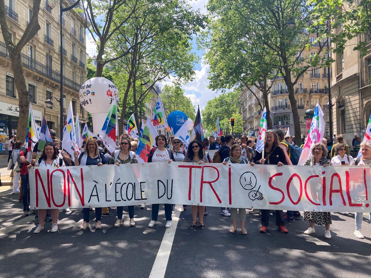 La banderole du @SNESNormandie prend l’air parisien pour la grande manifestation nationale contre le #ChocDesSavoirs et pour la défense de l’#EcolePublique #samedi25mai