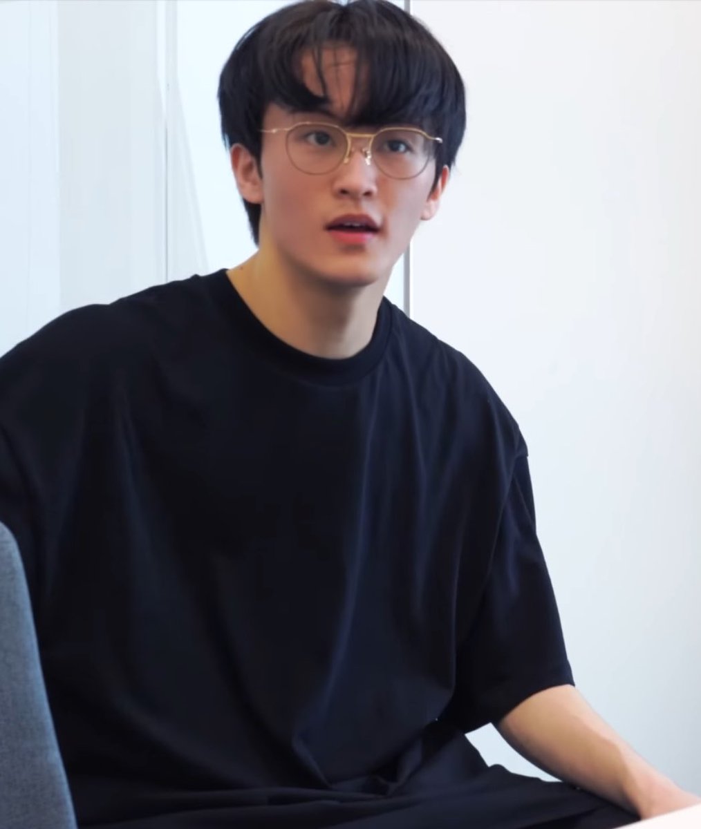 remermarkram's tweet image. สเปคคนที่ชอบหรอคะ ชอบคนใส่แว่น ใส่เสื้อยืดค่ะ

คนที่เราหมายถึงจริงๆ :