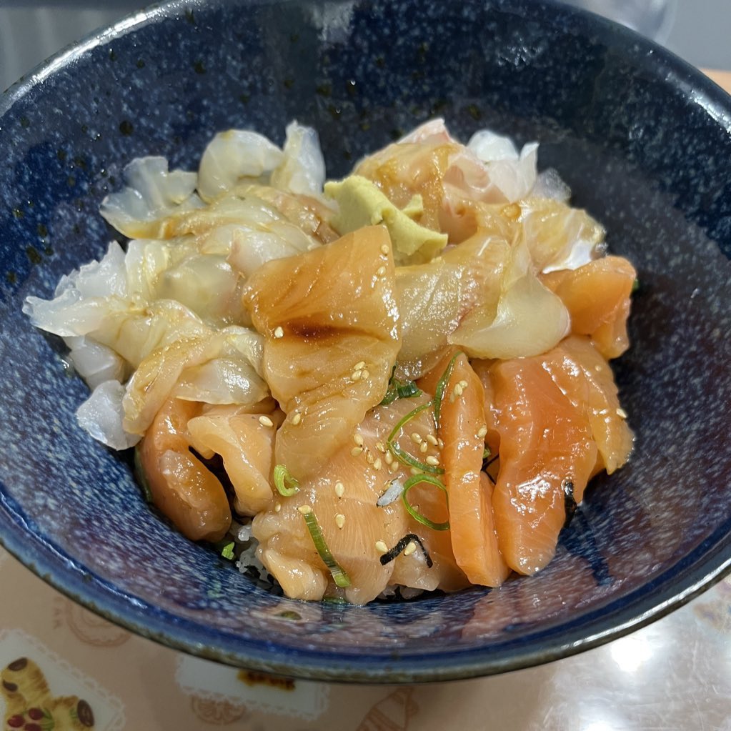 なか卯のサーモン丼に鯛と平目を追加した白身魚3種丼で欅ステークスの宴w
#Twitter家庭料理部