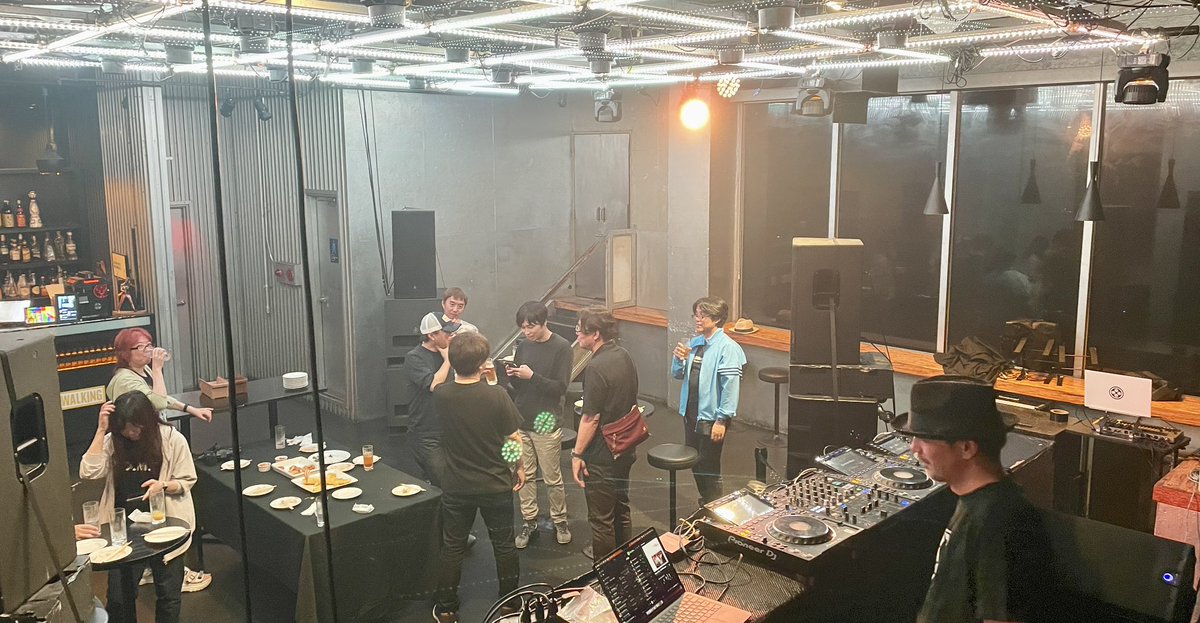 J99aihara's tweet photo. 打ち上げあんのん! 会場でそのまま突入! DJ Sanodgによる80s思い付きプレイリストで年寄り大・興・奮! 岡田君置いてけぼり。
#DRIVEWAVE https://t.co/ZEPsIchV2Q