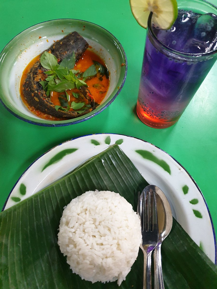 titieteliti's tweet image. "Hari ini kerja lagi ga?"
💁🏻‍♀️: Ga dulu 🙏🏻

#OmakaseKopi
#Rukun #Nyaman
#Khas #WajahBulungan