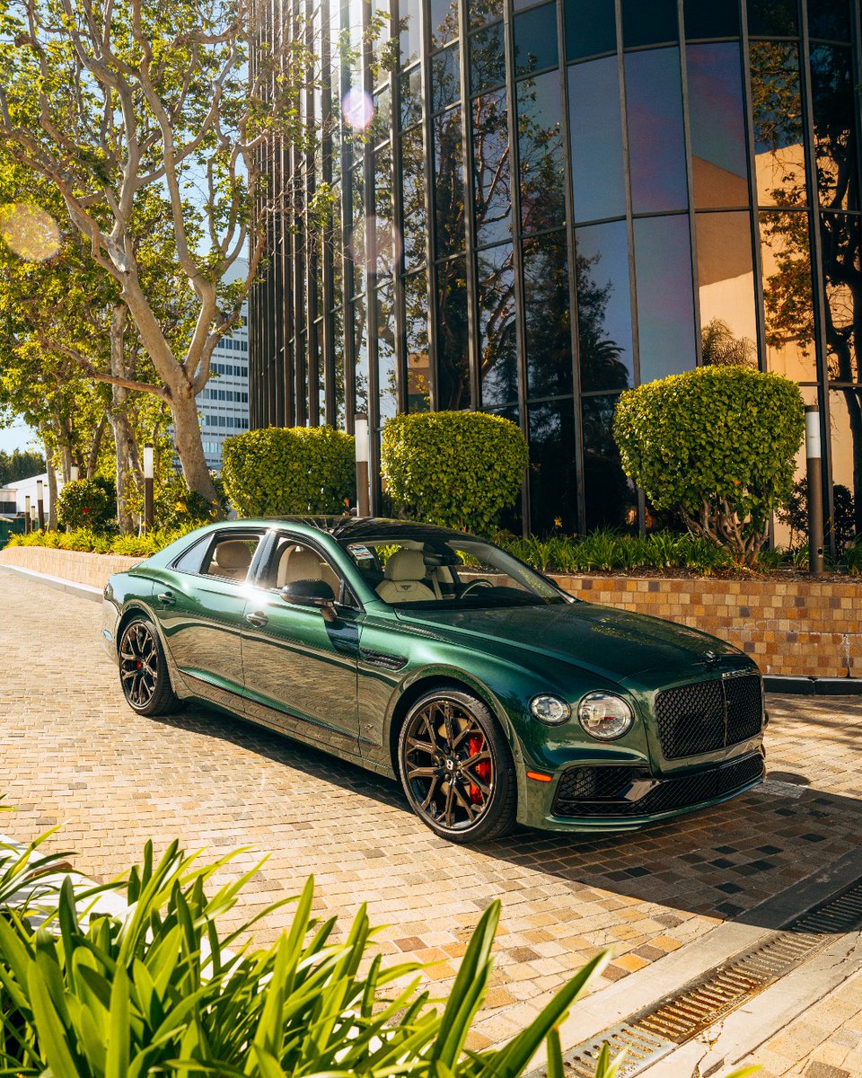 BentleyMotors's tweet photo. Nothing says you've arrived like the #Bentley #FlyingSpur.

📸 BentleyBeverlyHills

-
Flying Spur S (V8) WLTP drive cycle: energy consumption, mpg (l/100km) – Combined 22.2 (12.7). Combined CO₂ Emissions – 288 g/km. CO₂ Class – G. https://t.co/KvcVuH26em